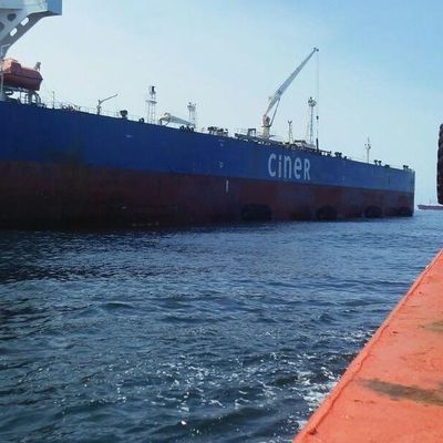 Fender Laut Pneumatik Yokohama Ketat Gas Tinggi Hitam