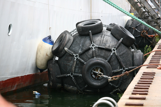 50Kpa Pneumatic Fishing Boat Offshore Platform Rubber Fender Untuk Kapal