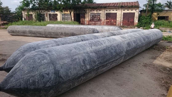 Salvage Marine Rubber Balloon Airbag untuk Menarik ke Pantai Angkat Berat di Galangan Kapal