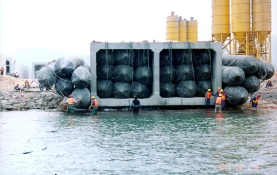 Salvage Marine Rubber Balloon Airbag untuk Menarik ke Pantai Angkat Berat di Galangan Kapal
