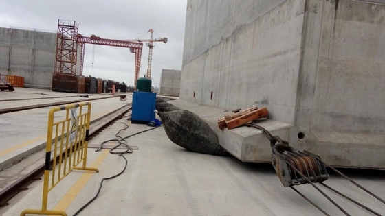 Salvage Marine Rubber Balloon Airbag untuk Menarik ke Pantai Angkat Berat di Galangan Kapal