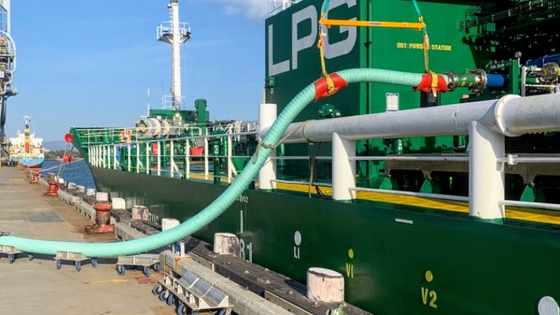 SHIP TO SHIP Reinforced Hose Digunakan Di Dermaga Dermaga Untuk Pengangkutan Minyak Mentah