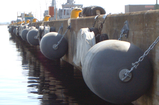 Sling Pneumatic Fender Karet Fender Untuk Kapal Ke Berthing