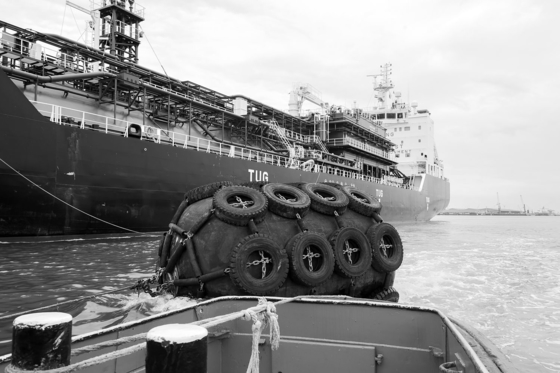 50KPa 80KPa Yokohama Pneumatic Rubber Fender Dengan Rantai Dan Jaring Ban