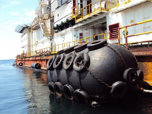 50KPa 80KPa Yokohama Pneumatic Rubber Fender Dengan Rantai Dan Jaring Ban