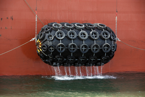 50KPa 80KPa Yokohama Pneumatic Rubber Fender Dengan Rantai Dan Jaring Ban