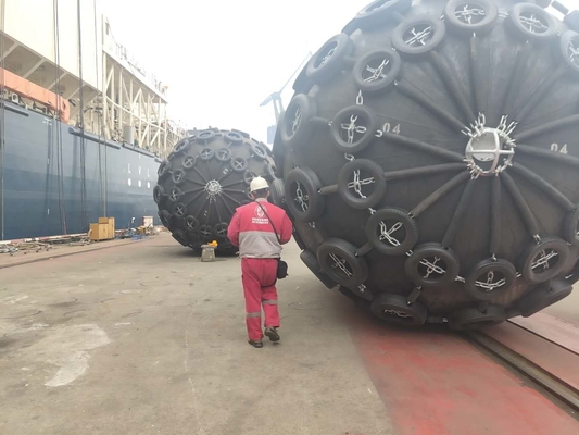 50KPa 80KPa Yokohama Pneumatic Rubber Fender Dengan Rantai Dan Jaring Ban