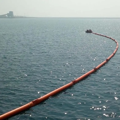 PVC Floating Barrier Foam Rubber Oil Containment Boom Disesuaikan Contain Port/Lake/Offshore oil boom