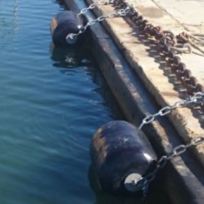 Marine Floating Colorful Bumper Polyurethane EVA Marine Fender Dengan Rantai Dan Jaring Ban