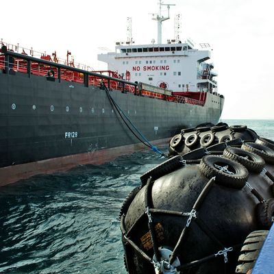 ABS CCS Yokohama Fender Untuk Boat Mooring Elastisitas Besar Penyangga Karet Laut