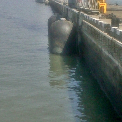 Fender Hidro Pneumatik Terapung Kapal Selam Penyerapan Energi Tinggi