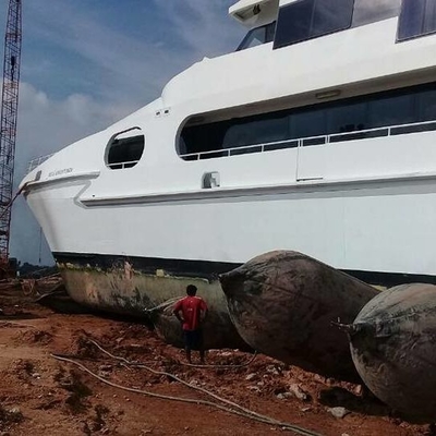 Karet Alam Tahan Lama Mengambang Airbag Laut D0.8m * L12m Untuk Peluncuran Kapal dan Docking Kering